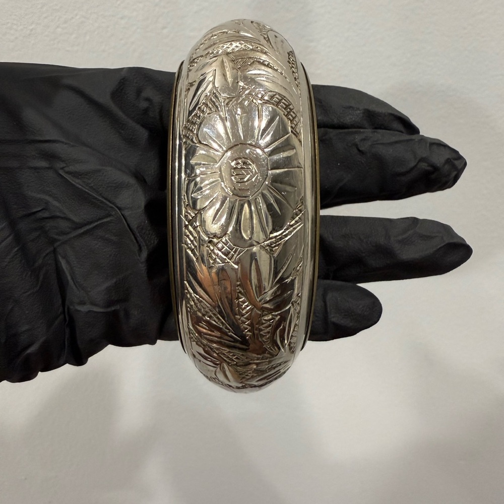 Vintage Floral Engraved Silver Bangle - Picture 3 of 9